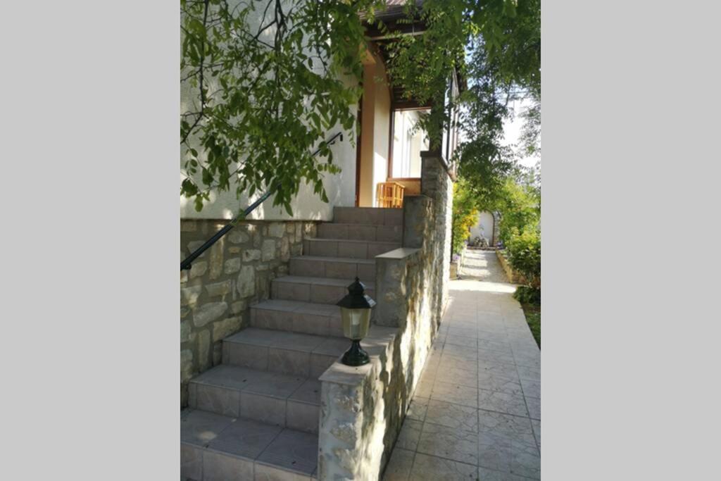 La Roseliere Maison Plain Pied Confortable Belle Decoration Jardin Magnifique 10 Mn A Pied Centre Ville Bayeux Proche Plages Du Debarquement 외부 사진