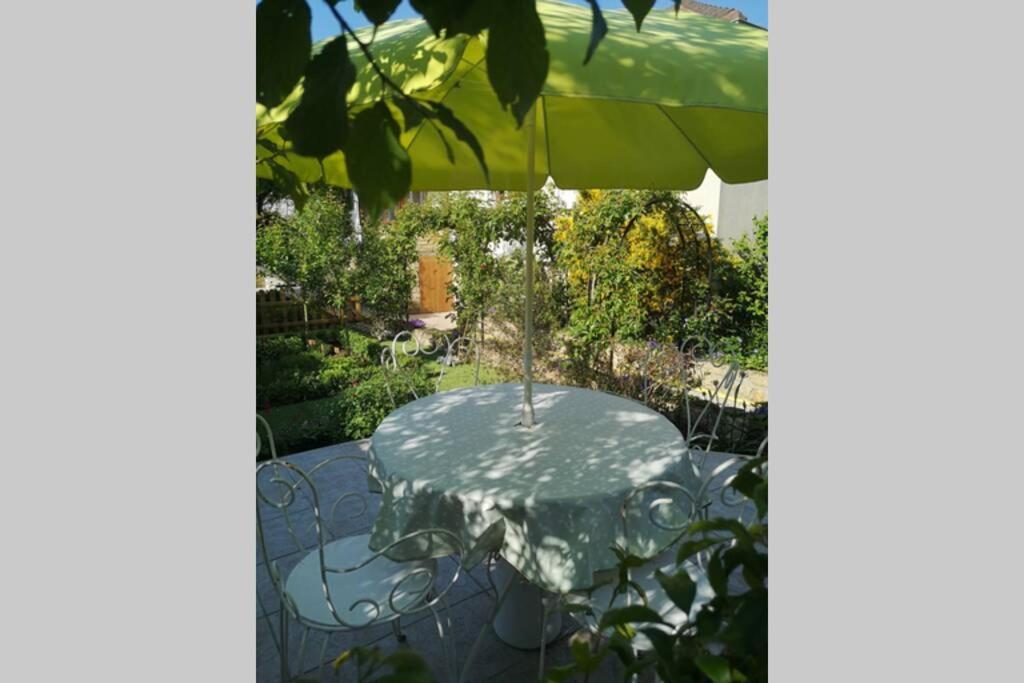 La Roseliere Maison Plain Pied Confortable Belle Decoration Jardin Magnifique 10 Mn A Pied Centre Ville Bayeux Proche Plages Du Debarquement 외부 사진