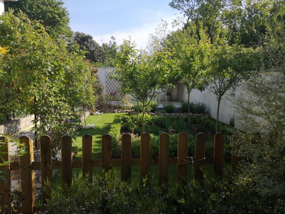 La Roseliere Maison Plain Pied Confortable Belle Decoration Jardin Magnifique 10 Mn A Pied Centre Ville Bayeux Proche Plages Du Debarquement 외부 사진